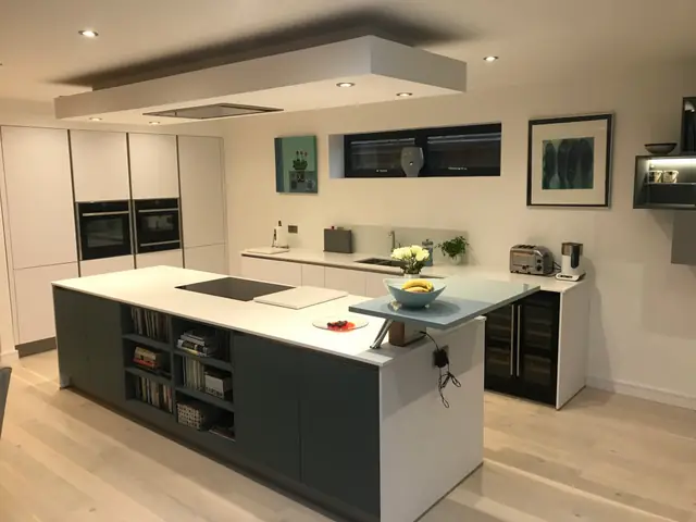 Kitchen island with hob, open shelving and integrated ovens